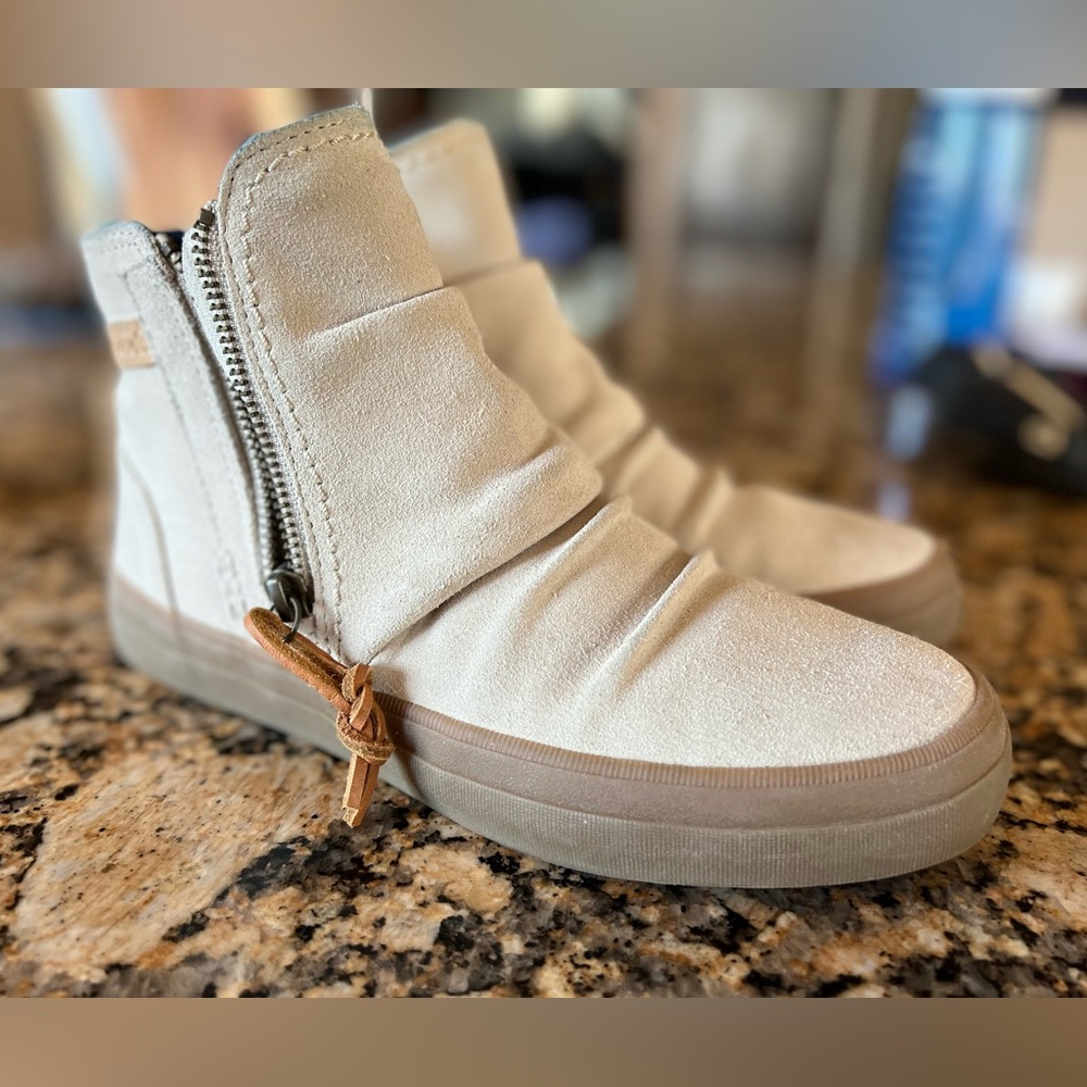 Sperry ‘Crest Lug Zone’ suede shoe. Women’s size 6. Got as a gift, worn once.